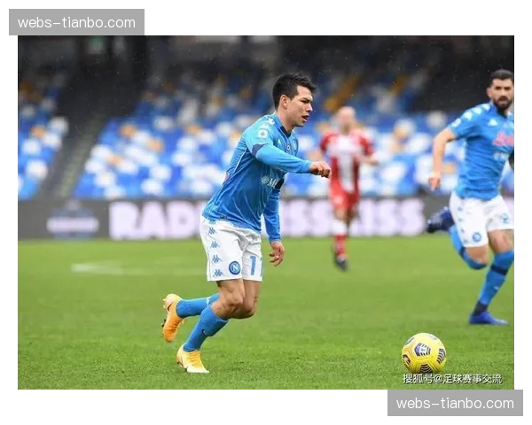 场边镜头：弗罗西诺内主帅因对方一次肋部配合破门，愤怒踢飞水瓶