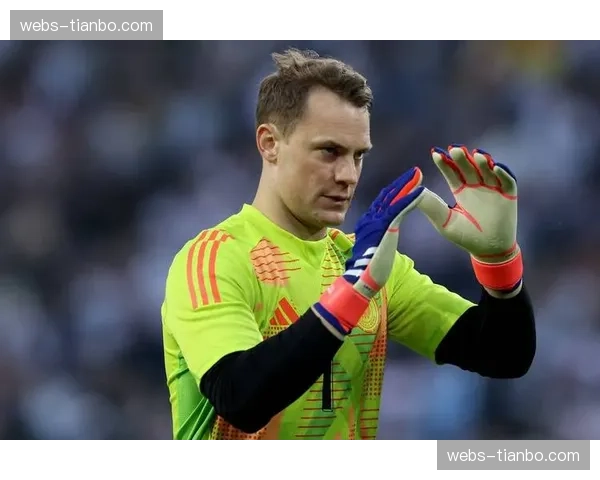 特写:诺伊尔神勇两连扑,力保拜仁客场球门不失 特写:诺伊尔神勇两连扑,力保拜仁客场球门不失