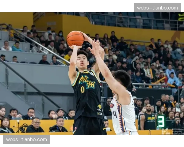 赵睿伤退,新疆队半场落后浙江东阳光药12分 赵睿伤退,新疆队半场落后浙江东阳光药12分