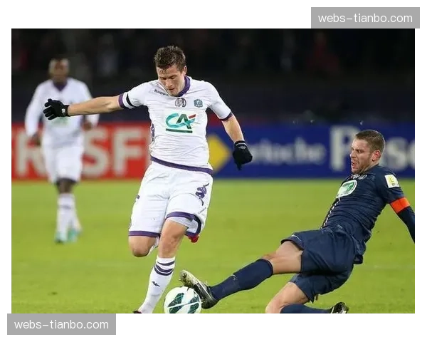 里尔2-0击败图卢兹重回法甲第三，争三形势白热化